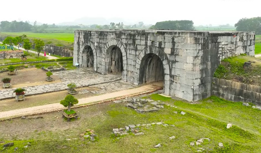 Ho-Citadel-hanoi-to-phong-nha